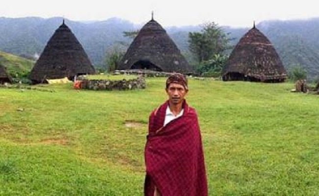 Seorang warga di Wae Rebo-Manggarai salah satu kampung yang menjadi destinasi wisata saat ini