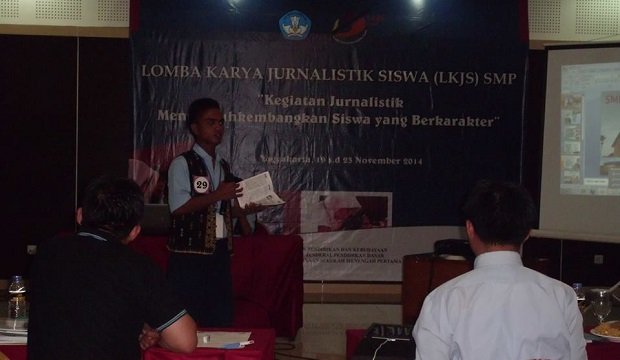 Agustinus Jaksu, Pemimpin Redaksi Tunas sedang menjawab pertanyaan juri. (Foto: Fr Johnny Dohut OFM)