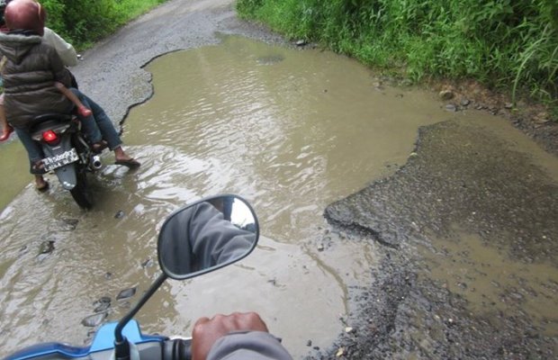 Kondisi jalan Ruteng-Iteng yang rusak, meski baru diperbaiki baru-baru ini (Foto: Facebook Bone Rampung)