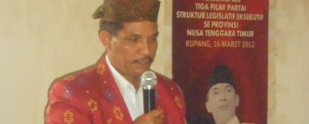 Kamelus Deno sedang memberi sambutan dalam acara pendaftaran di Kantor DPC PDIP Manggarai