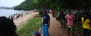 Warga memadati Pantai di Labuan Bajo, hari ini, Kamis (1/1/2014). Mereka merayakan tahun baru bersama keluarga di sini.