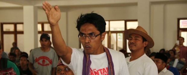 Kris Bheda Somerpes dari Komunitas Bolo Lobo sedang berbicara dalam acara sosialisasi terkait rencana pembangunan hotel di Pantai Pede, Sabtu (17/1/2015).