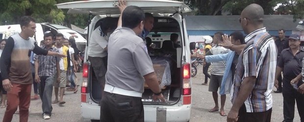 Jenazah Yosten Illu, Mahasiswa Universitas Tribuana, Kalabahi, Alor yang dibunuh orang tak dikenal pada Kamis malam (15/1/2015) sedang siap dimakamkan. Ia merupakan salah satu dari tiga korban pembunuhan misterius selama tiga pekan terakhir.