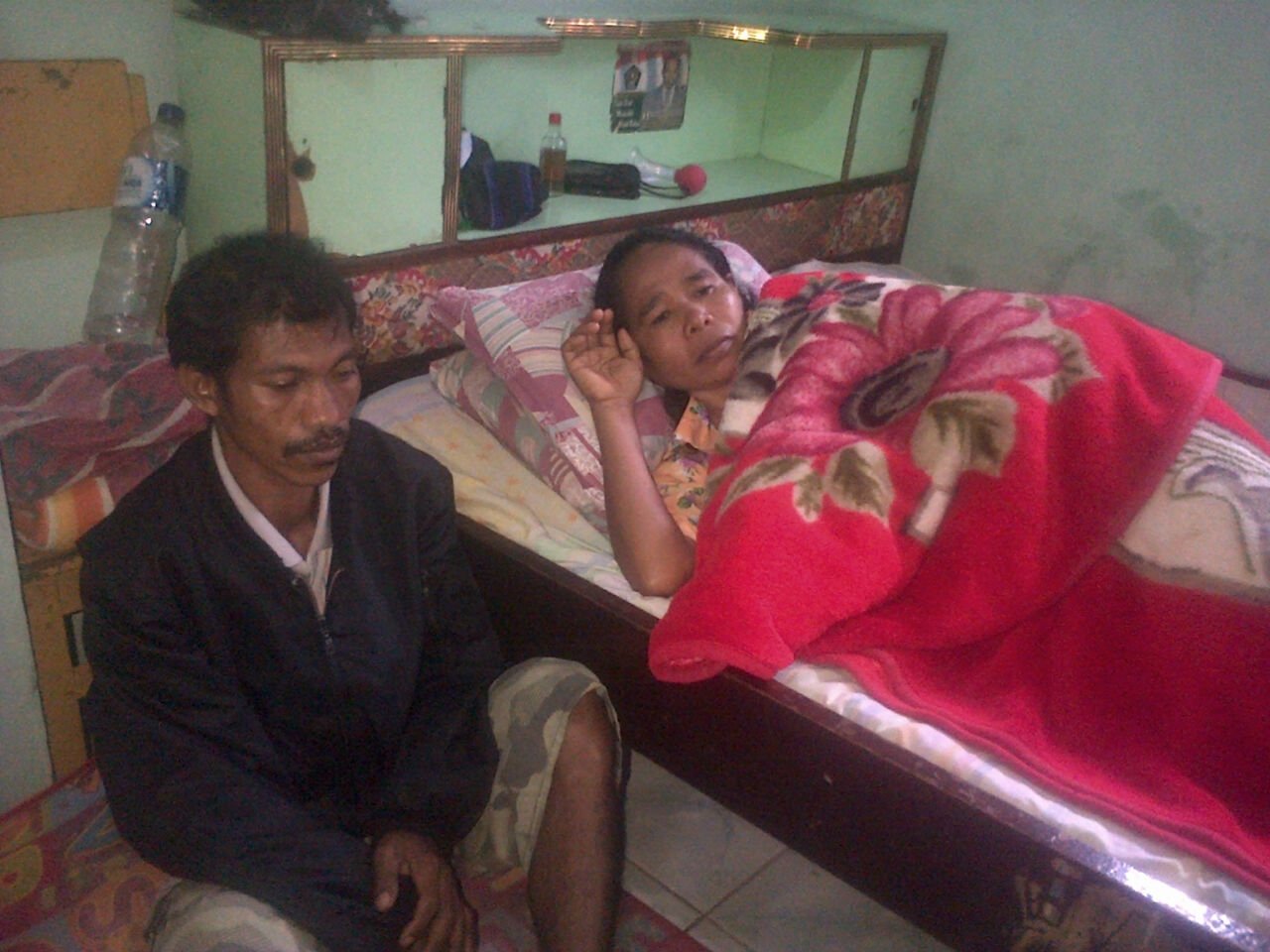 Enik Nangge (44) didampingi suaminya di rumah keluarga usai dioperasi di RSUD Ruteng (Foto:Ardy Abba)