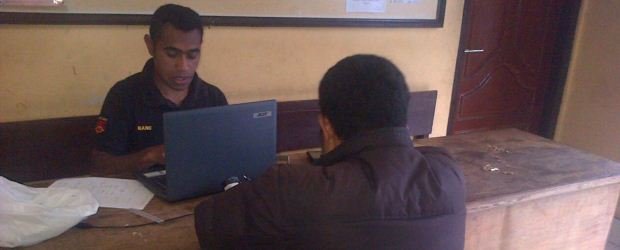 Pius Doman (32), Ketua Unit Pengelolah Kegiatan Program Nasional Pemberdayaan Masyarakat (UPK PNPM) Mandiri Perdesaan, Kecamatan Satarmese sedang diperiksa di Polres Manggarai. (Foto: Ardy Abba/Floresa)