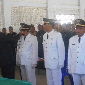 Wakil Bupati Manggarai Kamelus Deno melantik tiga camat di Aula Paroki Reo, Rabu (18/3/2015). Foto : Ardy Abba/Floresa