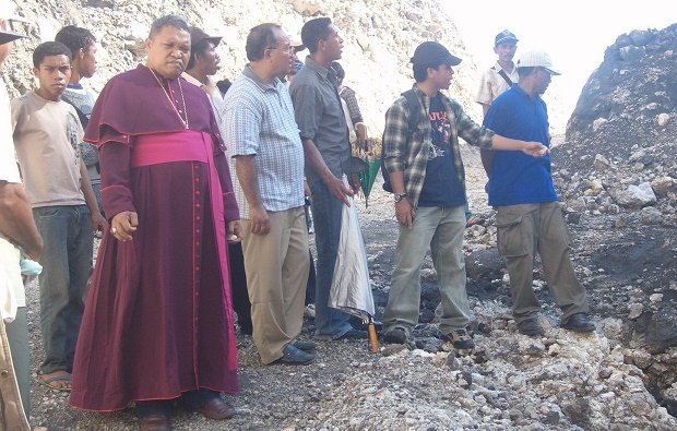 Uskup Ruteng, Mgr Huber Leteng Pr. salah satu uskup di NTT yang kerap menyampaikan pernyataan publik menolak tambang. Sikap uskup ini tampak berbeda dengan Uskup Kupang, Mgr Petrus Turang Pr yang memberi sinyal dukungan terhadap tambang.