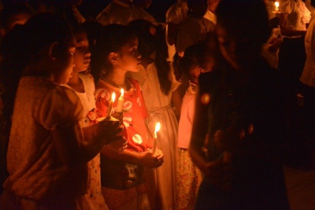 Anak-anak menyalahkan lilin Paskah (Foto: Markus Makur)