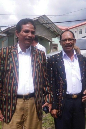 Bakal Calon Bupati Kamelus Deno berpose dengan pasangannya Viktor Madur di depan Kantor DPC Gerindra usai mendaftar sebagai pasangan bakal calon bupati, Rabu 8 April 2015 (Foto :Ardy Abb)