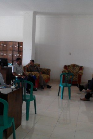 Iwan Weu dimankan oleh Pol PP di ruangan tunggu BKD Manggarai Barat, Selasa 1 April 2015 (Foto : Ril Ladur/Floresa)