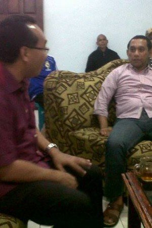 Bakal calon bupati Manggarai Sebastian Salang saat bertemu dengan bakal calon bupati Heribertus Nabit, Rabu 1 April 2015. (Foto : Fb Chelluz Pahun)