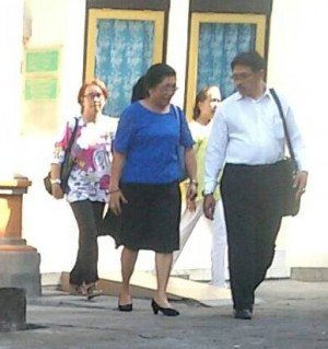 Katarina Siena Jerubu (baju biru) saat hadir di PN Denpasar, Kamis (25/6/2015)