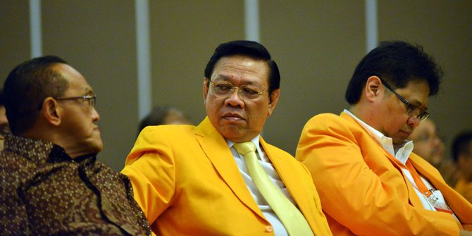 Agung Laksono (tengah)