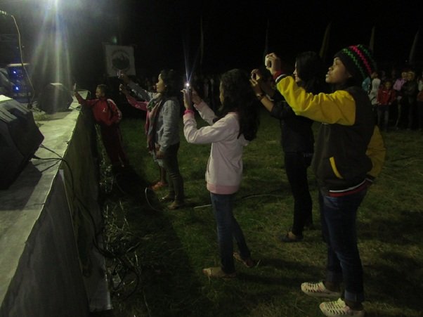 Penonton yang selalu setia meneriaki nama para dancer dan tak ketinggalan mengabadikan dalam bentuk foto dan video. (Foto: Evan Lahur/Floresa)