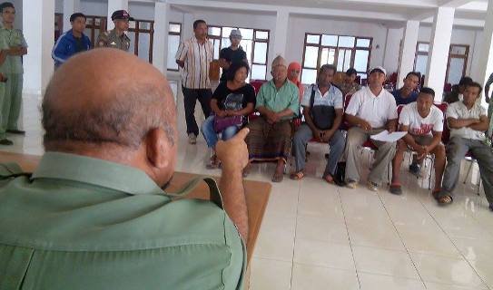 Kadis Perindakop Mabar, Edward menunjuk-nunjuk tangannya ke arah pedangan saat dialog di alula kantor bupati, Senin (10/8/2015)