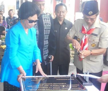 Ibu Nafsia Mboi dan Bupati Manggarai Christian Rotok menandatangni prasasi perubahan nama RSUD Ruteng menjadi RSUD dokter Ben Mboi, Jumat (15/5/2015). Foto : Ardy Abba/Floresa