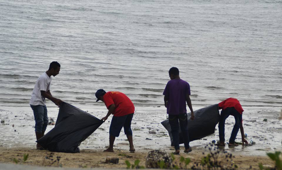 Komunitas orang muda di Labuan Bajo sedang memungut sampah di Pantai Pede (Foto: Kris Bheda Somerpes)
