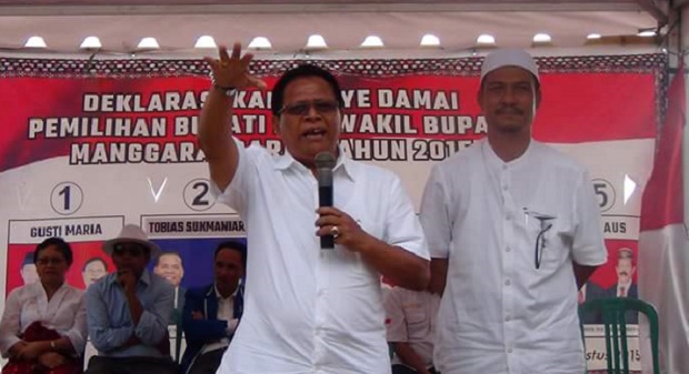 Maxi Gasa dan Abdul Asis saat deklarasi kampanye damai, Jumat 28 Agustus 2015 (Foto: Facebook)