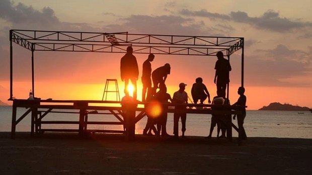 Panitia festial Pede mempersiapakan panggung utama di Pantai Pede (Foto : FB Festival Pede)