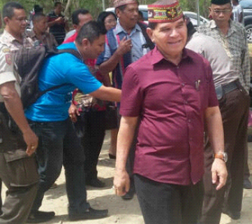 Fidelis Pranda berjalan menuju kantor KPU Manggarai Barat, Jumat (7/8/2015). Ia membawa SK dari DPP PKB yang menyebutkan mendukungnya menjadi calon bupati Manggarai Barat.