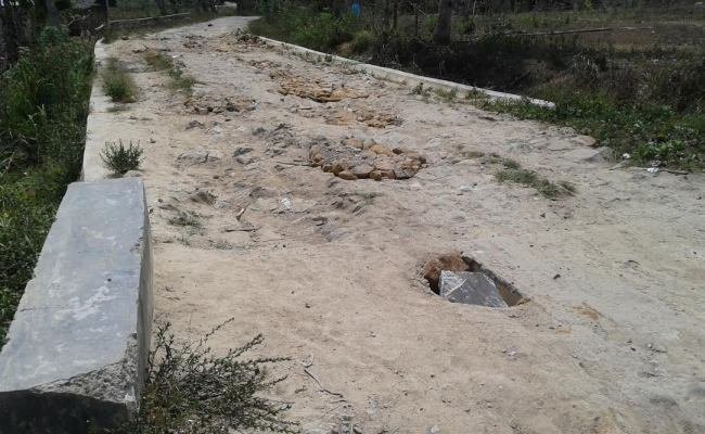 Deker di Humpung, yang dikerjakan CV Sinar Lembor Indah dalam proyek jalan Lando-Noa sudah dikerjakan tiga kali, namun kini sudah tampak lagi lubang di bagian tengah. (Foto: Ferdinan Ambo/Floresa)