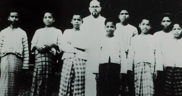 Frans Sales Lega (kanan, belakang) dan Pater Willem Wiebring s.v.d, di Mataloko, Flores, tahun 1938. Foto: KITLV.