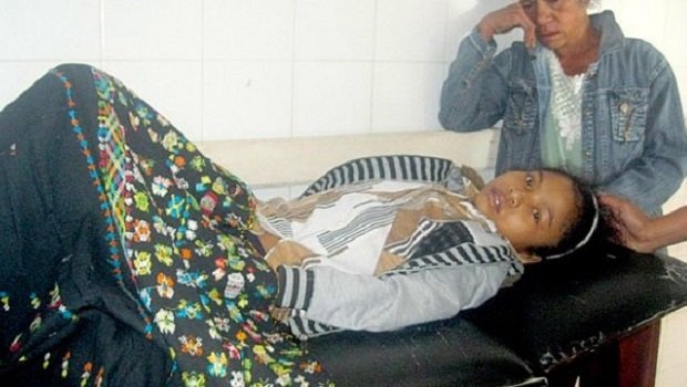 Marselina Kurniawati (15 tahun), bersama ibunya di RSUD Ruteng beberapa waktu lalu