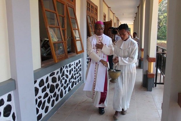 Mgr Paskalis sedang memberkati gedung baru di SMP. (Foto: Evan Lahur)
