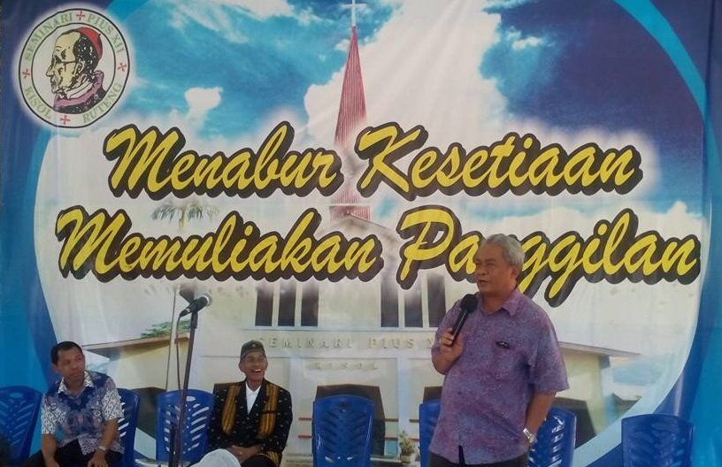 Pastor Frans Mido (mengenak baju hitam) saat acara penyerahan buku kenang-kenangan di usia emas imamatnya oleh Uskup Datus Lega Pr (berdiri). (Foto: Evan Lahur)