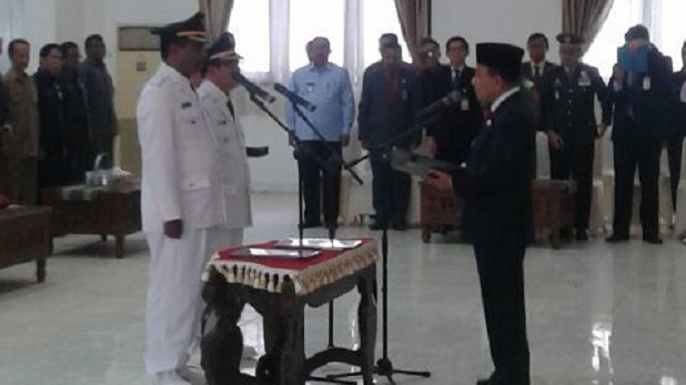 Gubernur NTT Frans Lebu Raya melanitk Pjs Bupati Manggarai dan Pjs Bupati Ngada, Kupang (14/9/2015)