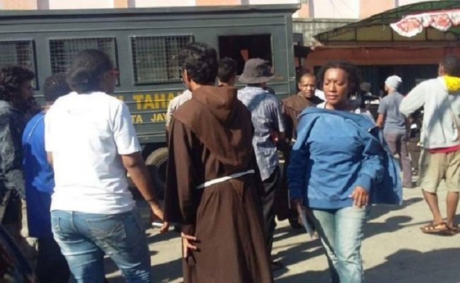 AKtivis HAM di Papua termasuk para frater ditangkap polisi saat mereka menggelar aksi menuntut penuntasan masalah pelanggaran HAM