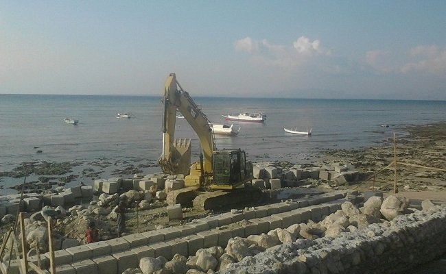 Alat berat kontraktor sedang mengeruk Pantai Pasir Panjang untuk pembangunan jogging track
