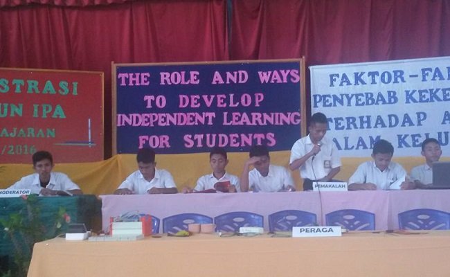 Para siswa SMA Seminari Kisol menjadi pemakalah dalam seminar pada Selasa yang digelar untuk mengenang pendiri sekolah itu Pater Leo Perik SVD