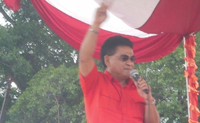 Andreas Hugo Parera, Ketua DPP PDIP berorasi dalam kampanye akbar di Lapangan Motang Rua, Ruteng, Sabtu