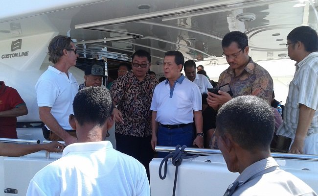 James Riady di dalam kapal pesiar miliknya di Labuan Bajo, Manggarai Barat