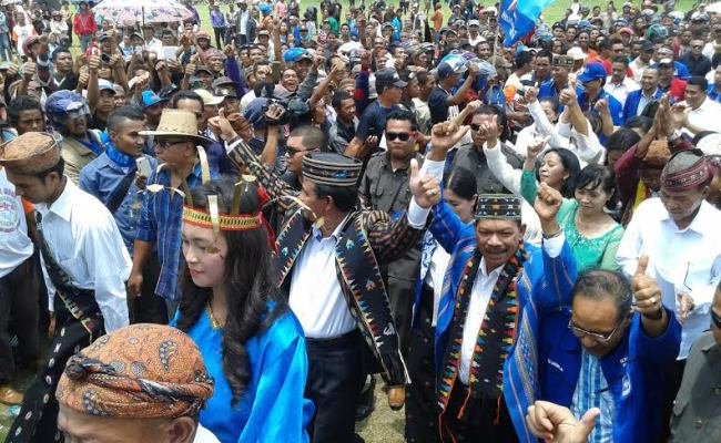 Kamelus Deno dan Viktor Madur di tengah massa pedukung mereka dalam kampanye akbar di Lapangan Motang Rua, Ruteng