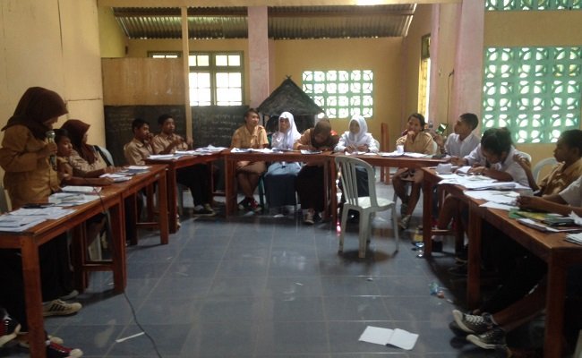 Murid SMAN 3 Komodo sedang mengikuti kegiatan belajar mengajar di dalam bangunan Gereja Stasi Marombok