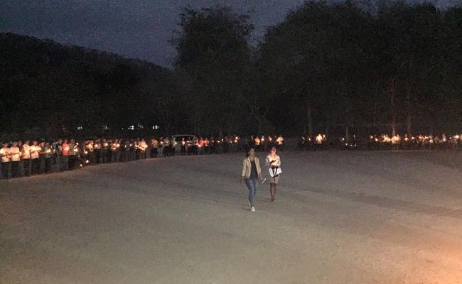 Para pemuda berkumpul di Pantai Pede dalam acara Malam Cahaya 1000 Lilin