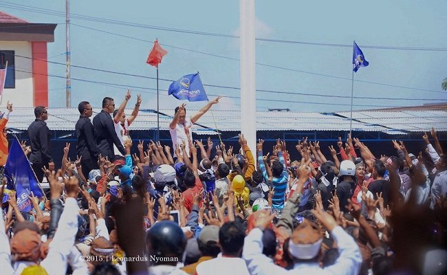 Pasangan Hery-Adolf saat kampanye akbar di Lapangan Motang Rua, Sabtu