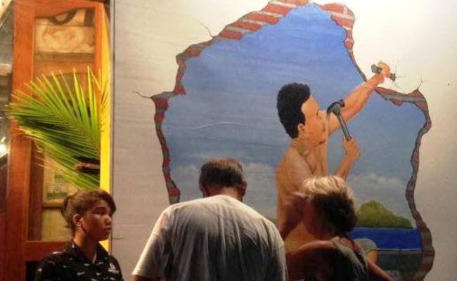 Salah satu lukisan Mateus Zakeus yang dipajang di lokasi pameran Restoran Three Top