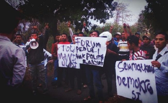 Aksi unjuk rasa di Satar Mese, yang berbuntut pada penghentian proses rekapitulasi suara di tingkat kecamatan