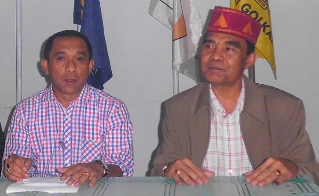 Herybertus GL Nabit, calon bupati Manggarai bersama wakilnya Adolfus Gabur dalam konferensi pers di Ruteng, Rabu malam
