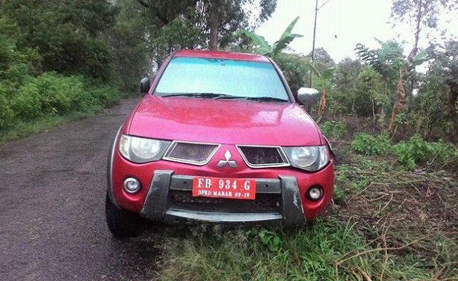 Mobil yang ditumpangi Marsel Jeramun saat ia dicegat sekelompok orang di tengah jalan, yang kemudian ia identifikasi sebagai pendukung pasangan calon bupati Maximus Gasa-Abdul Asis