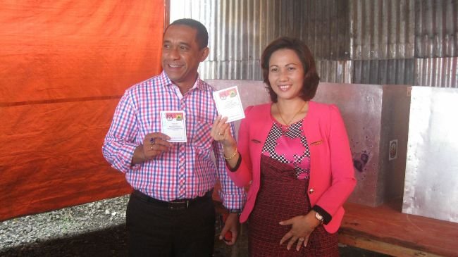 Hery Nabit dan Istri berpose saat pencoblosan