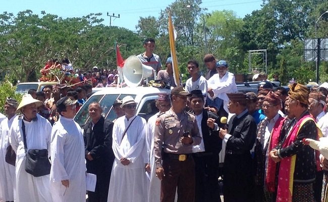 Sejumlah pastor dan tua adat yang ikut dalam demo tolak privatisasi Pantai Pede