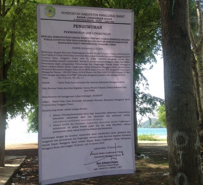 Baner pengumuman yang dipasang BLH Mabar di Pantai Pede, Selasa (19/1/2016). (Foto: dok. Floresa)