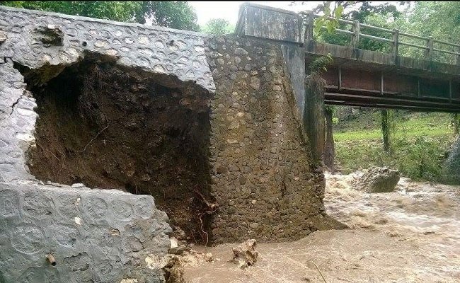 Jembatan di Cunga Teno, Desa Golo Mangung, sekitar 13 kilometer dari Benteng Jawa rusak setelah dihantam banjir. Di bagian lain badan jalan jalur ini tenggelam akibat banjir, membuatnya tidak bisa dilalui