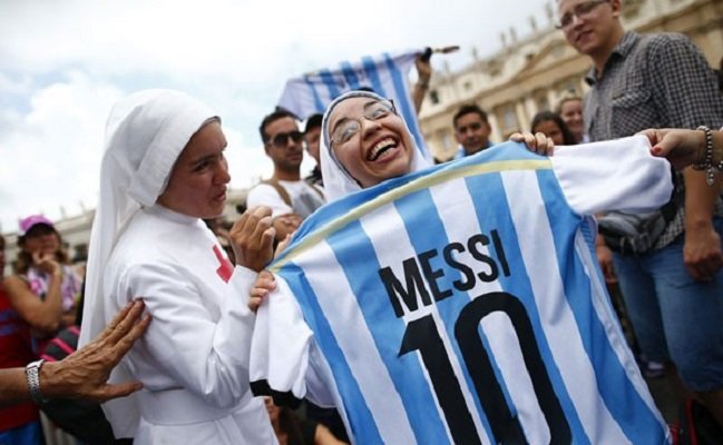 Suster memegang kostum Messi