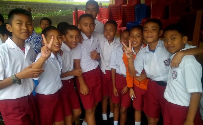 Beberapa siswa kelas VI SD peserta tes masuk Seminari Pius XX Kisol di Aula Missio STKIP Ruteng