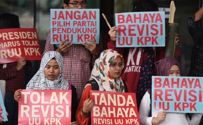 Masyarakat sipil berunjuk rasa menentang upaya revisi UU KPK